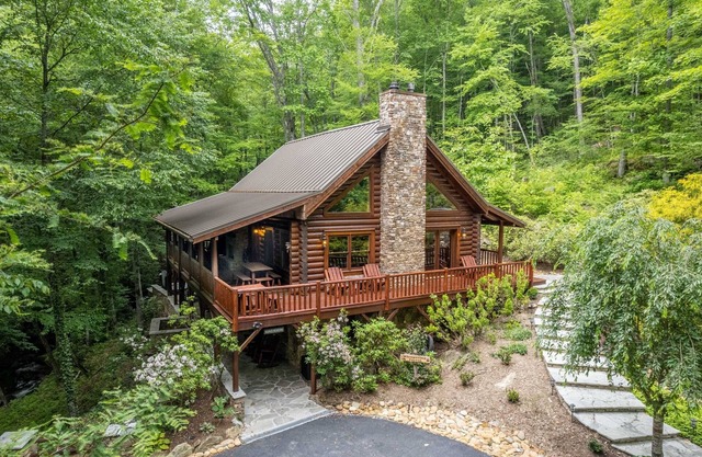 Whispering Forest - Luxury, Custom Mountain Cabin with a Private Waterfall and a Hot Tub!