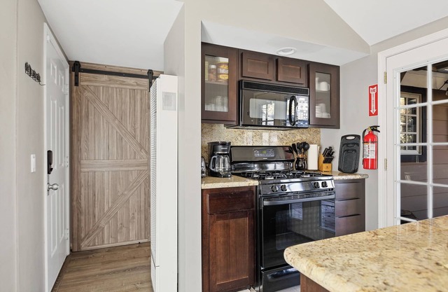 Whispering Oak Cabin - Charming 3-bedroom cabin in beautiful Green Valley Lake