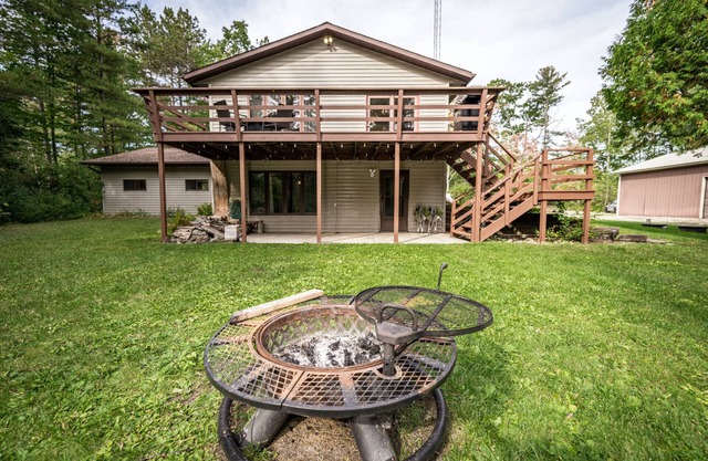 Whispering Pines By The Bay, quiet seclusion near water and town
