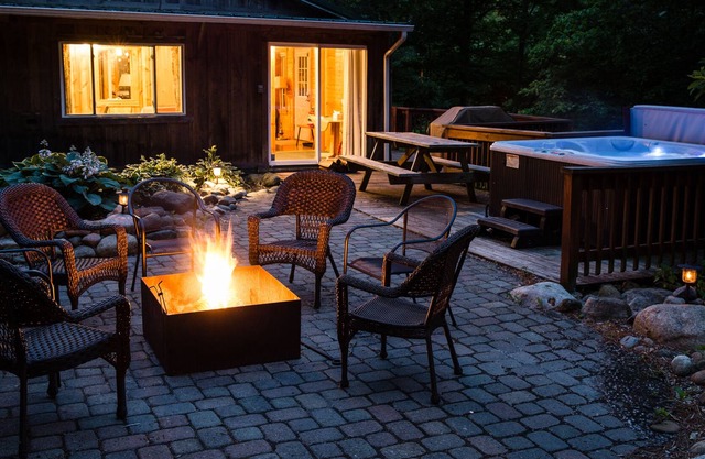 Cabane de luxe avec bain à remous, cheminée à gaz, Wi-Fi gratuit, foyer, suite principale