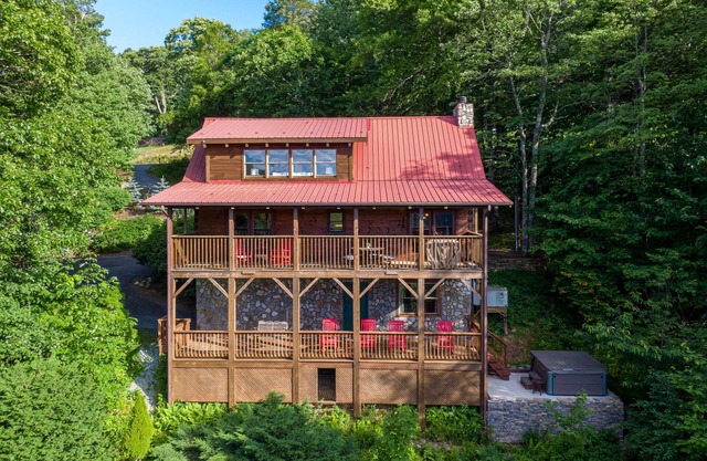 Whispering Ridge Retreat - 7 mins. to downtown Boone, hot tub, great views, pool table!