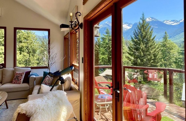 Whistler Chalet with Panoramic Mountain view/Jacuzzi/Pool table/balconies