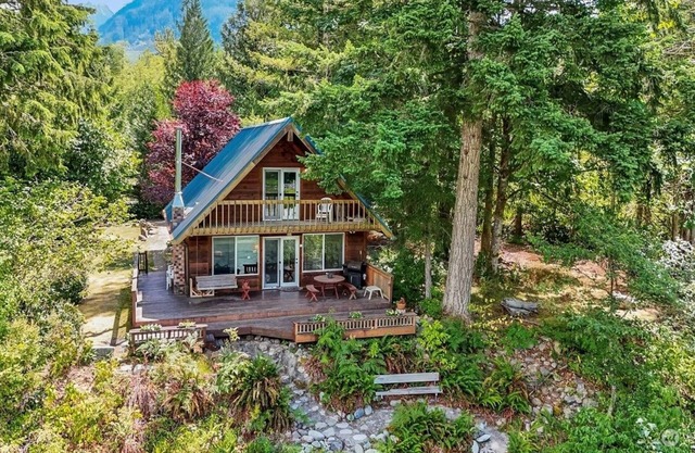 Whistling River Cabin in Gold Bar, WA, RiverFront, Mountain View, Pets.