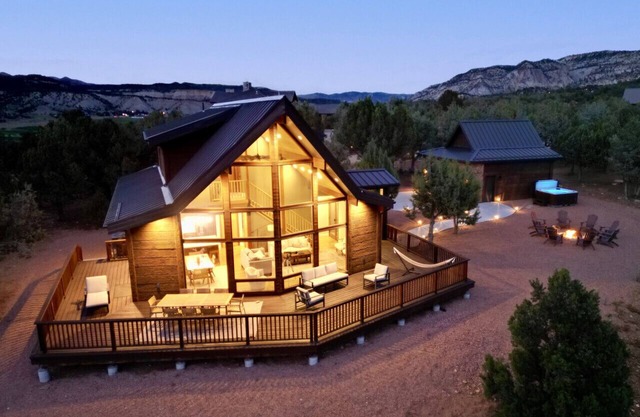 White Cliffs Vista, Panoramic Views, Hot Tub, Epic Views!