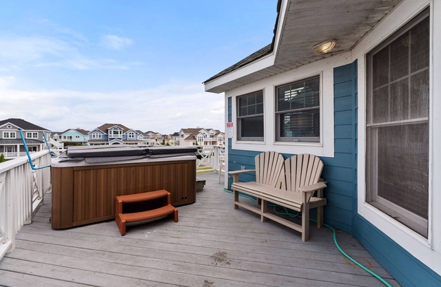 White Dolphin: Hot Tub | Pool Access | Pets OK
