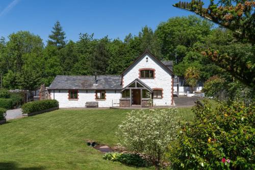 White Horse Farmhouse - Luxury Retreat
