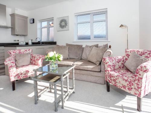White House Apartments-Free parking 1 car per apartment