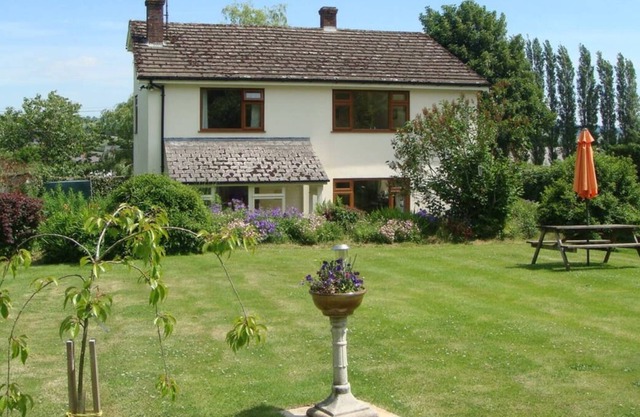 Un charmant cottage détaché du début du 19ème siècle, situé dans des jardins clos dans une ferme