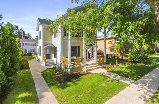 White House on Wisconsin-Entire Property |Renovated Colonial Revival |Horticultural Hall |Sleeps 20