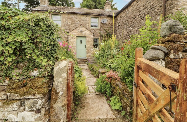 WHITE HOUSE, pet friendly, character holiday cottage in Shap
