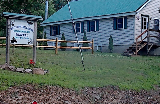 White Knoll Hideaway, cabine chaleureuse et confortable au sommet de la montagne sur un chemin de terre calme