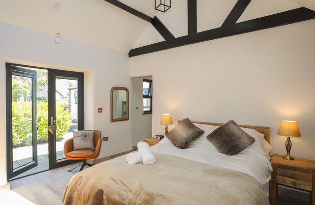 WHITE LODGE COTTAGE, pet friendly in Niwbwrch (Newborough)