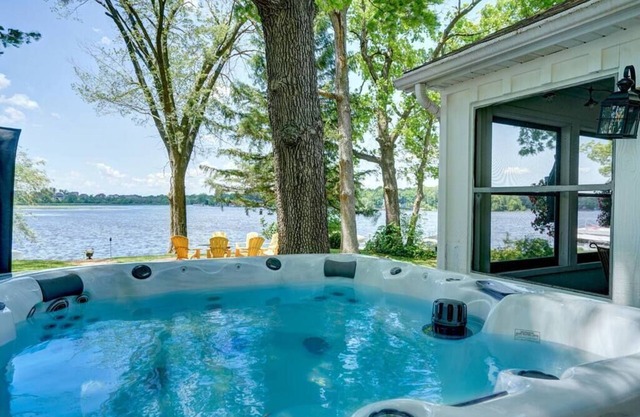 Cottage récemment rénové, privé et confortable au bord de la rivière, ouvert toute l'année, 4 adultes max