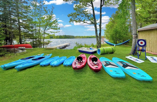 White Pines Cabin: Ideal Location for Family-Fishing-Fun w/ 12 boats + Lily Pad!