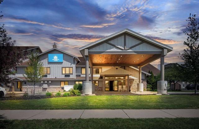 White Pines Inn & Suites