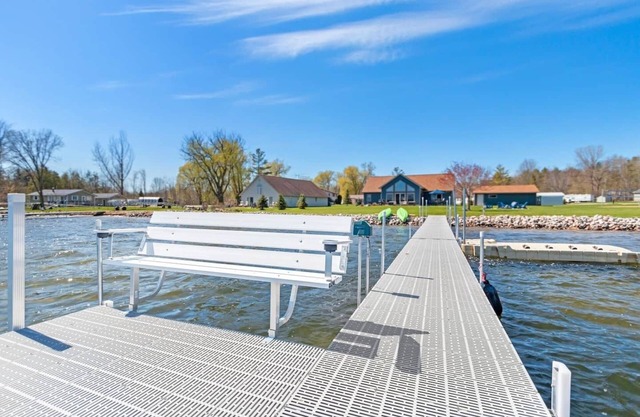 White Potato Lake Waterfront Cottage, Family Friendly, NOUVELLE CONSTRUCTION