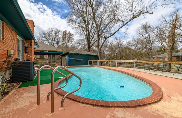 6 Queen Bed Home Near White Rock w/ POOL & DECK!