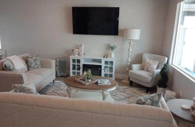 White Rocks-4beds, 3bath,hot tub