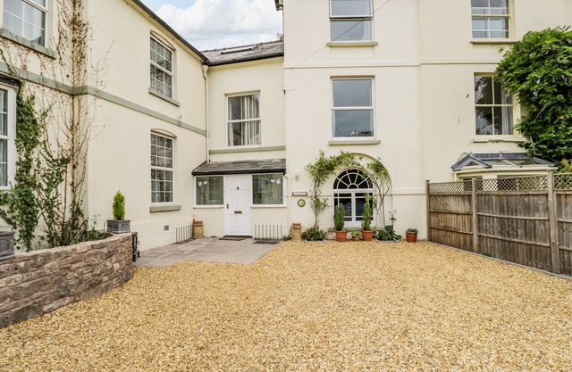 WHITE ROSES, pet friendly, character holiday cottage in Monmouth