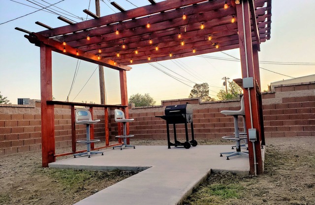 White Sands Retreat: Dreamy 3BR Ultimate Comfort & Backyard Bliss!