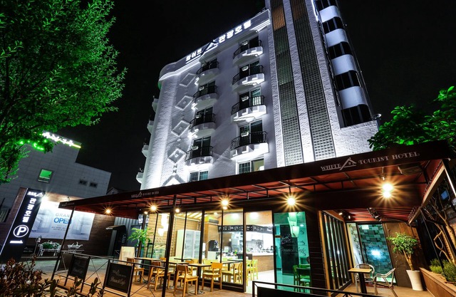 White Tourist Hotel