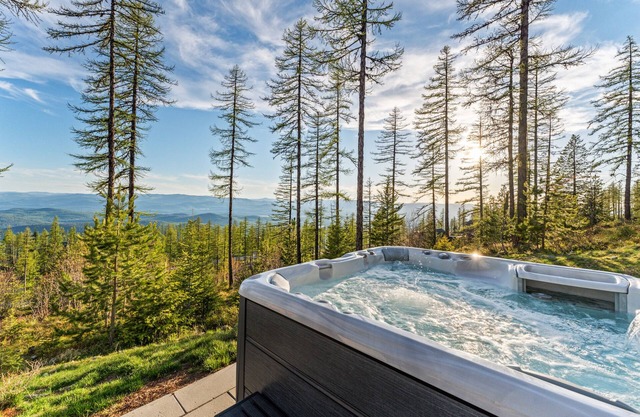 Whitefish Montana Chalet w/Hot Tub & Mountain Views