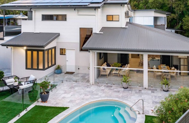 Whitehaven - 4 BR w/Pool - 2 Mins to Beach