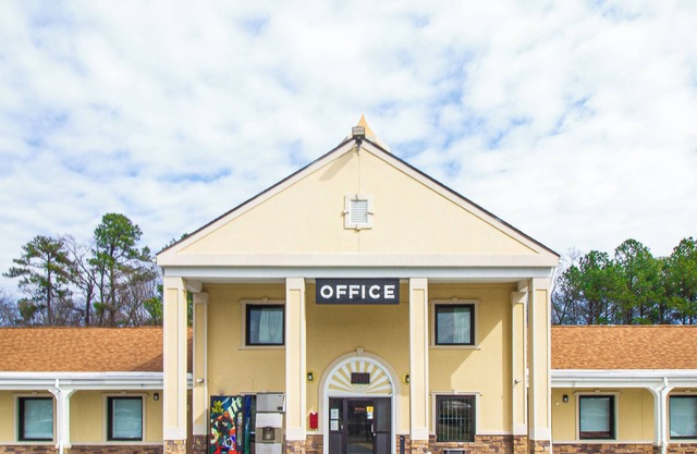 WHITEHOUSE MOTEL