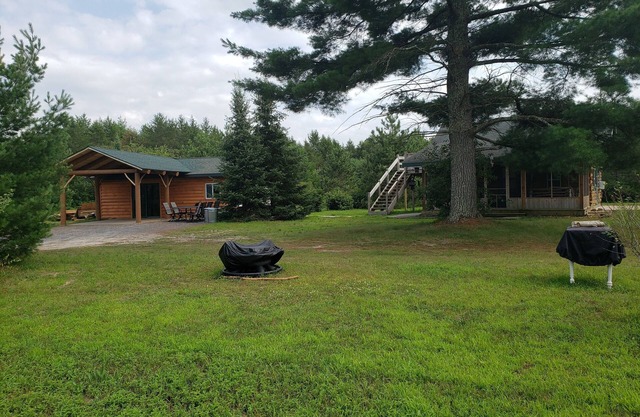 Belle cabane en rondins isolée dans les bois
