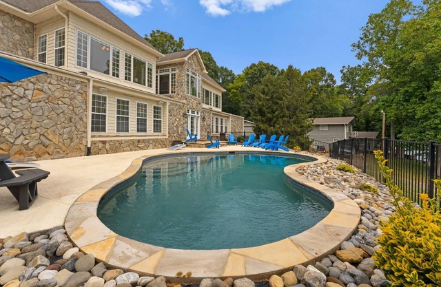 Whitetail Cove by AvantStay | Lakefront w/ Pool + Private Dock | Sleeps 20