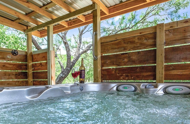 Cabine Texas Star absolument charmante, vues sur la campagne, bain à remous, foyer extérieur!