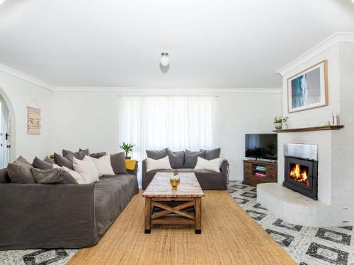 Whitewash I Pet Friendly I 5 Mins Walk to Beach