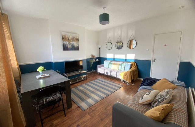 Whitley-5 Bdrm Sleeps 9 Ideal for Contractors