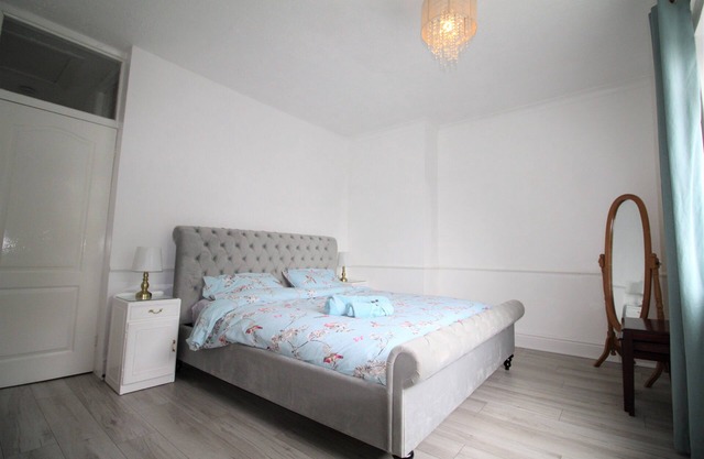 Whitley Bay - Sleeps 6 - Refurbished Throughout