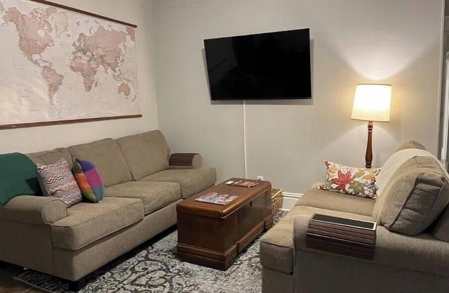 Whitt’s End - a spacious private lodging in a historic Springfield neighborhood