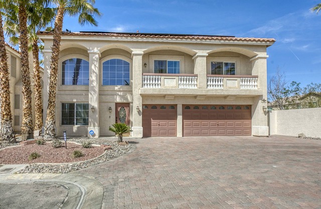 Whole home, private with pool/spa 15mins to Las Vegas strip, near hike trails