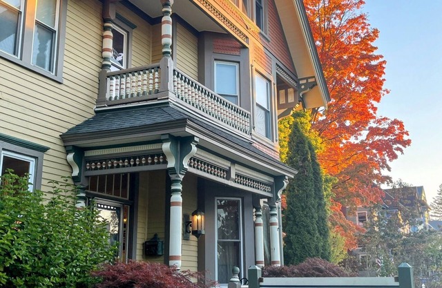 Whole Home Rental of 8 Bedroom Victorian B&B Steps from Downtown Ludington
