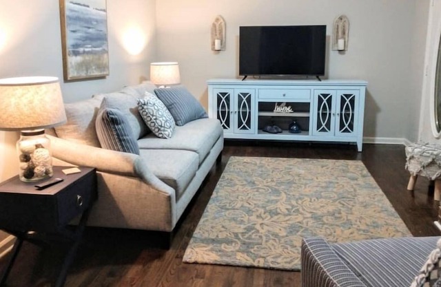 Whole House: 3-Bed/2-Bath/Pet Friendly/Robins Nest