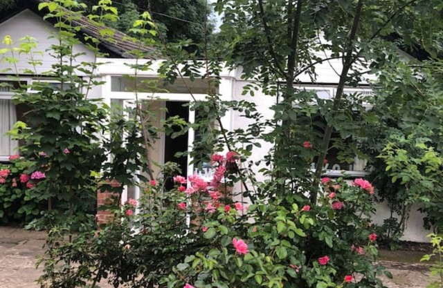 Whole house cottage with parking and huge garden