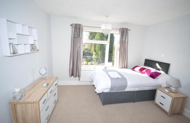 Whole House - Sleeps 5 - near town centre - off road parking