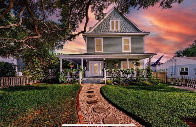 Whole House w/ cottage sleeps 14 total w/Golf Cart
