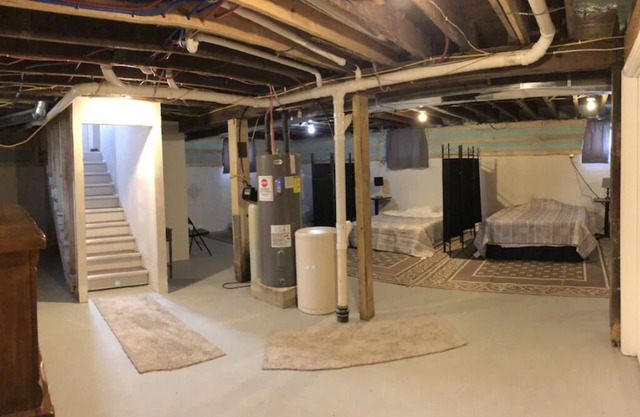 Whole house w/ full basement 3 bdrms 2.5 baths 5 recliners + air mattress space