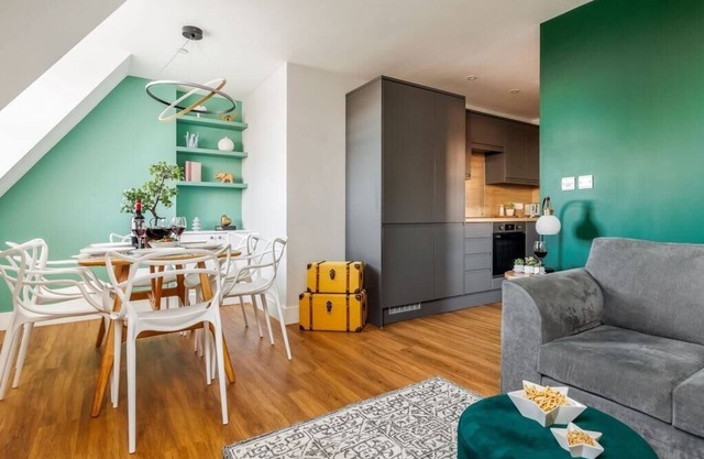 Wholesome Family 3-Bed, 2-Bath Apt; Free Gym & PKG