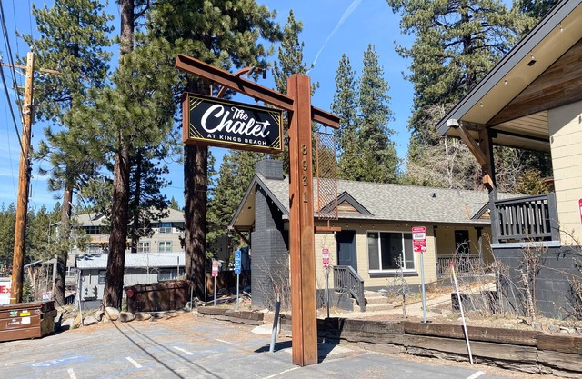 Wholesome hotel with lakeview, golf, skiing, WiFi, & Netflix