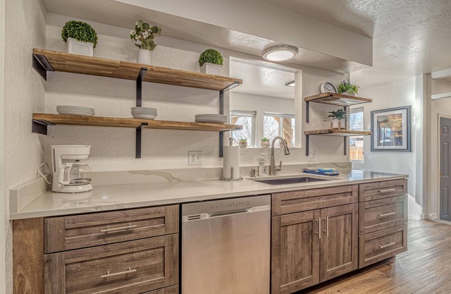 Whomping Willow: Downtown Home w/Hot Tub