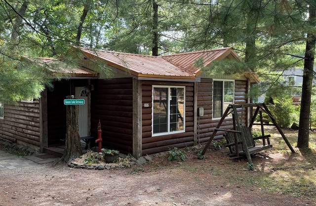 Cabine confortable près de WI Dells, VTT, poisson, golf, randonnée, baignade, bateau à moteur, animaux domestiques acceptés