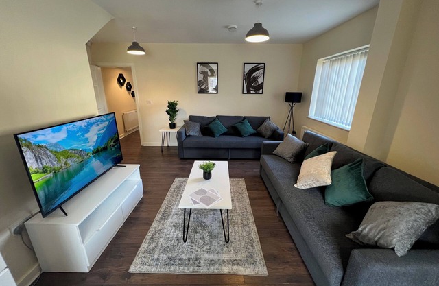 Wi-Fi, 2 bathroom, 2 bedroom, sleeps up to 8