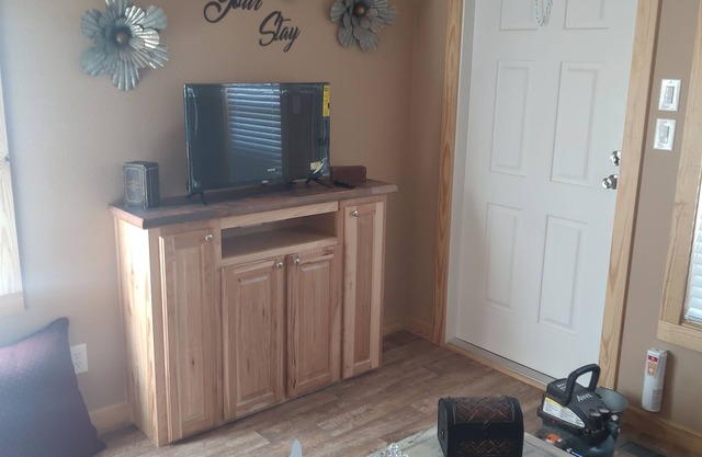 Quiet Country Setting. 2 bedroom, 1 Bath. Priced per person per night.