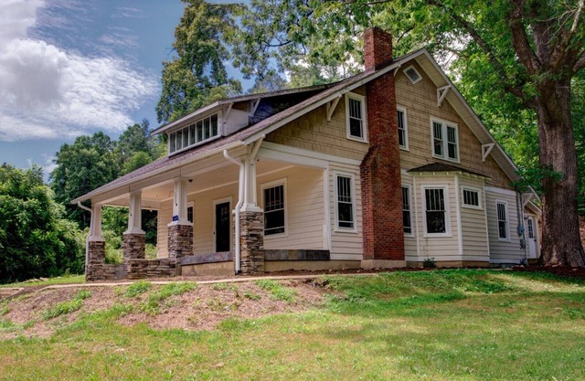 Wicked Chicken Farmhouse: Ferme historique dotée d'équipements modernes, notamment d'un bain à remous. Près d'Asheville!