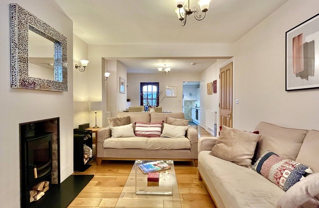 Wickland Cottage by inspirestays.com - a cottage that sleeps 5 guests in 3 bedrooms